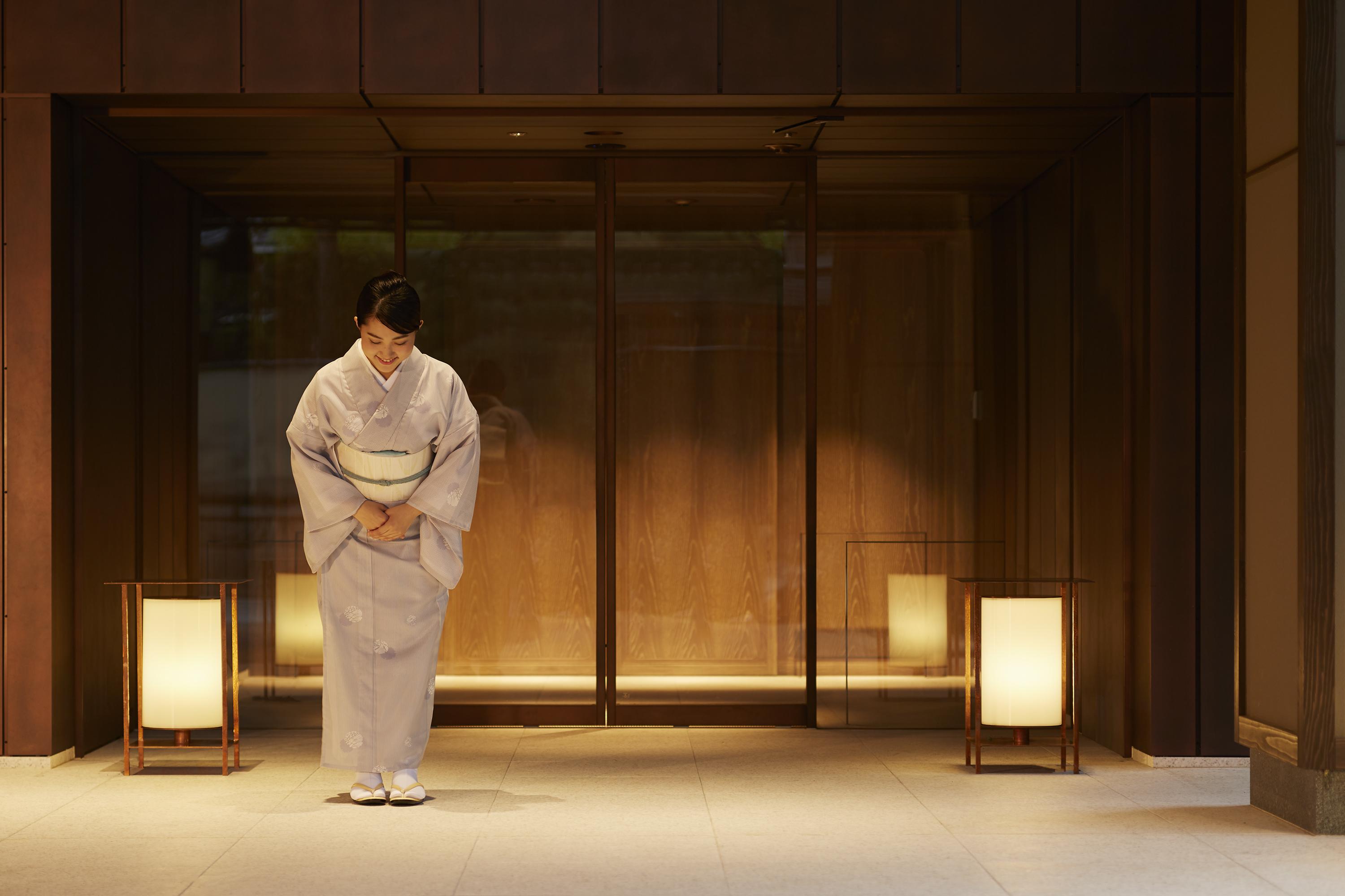 Hotel The Celestine Kyoto Gion Luaran gambar A Japanese hotel employee bowing