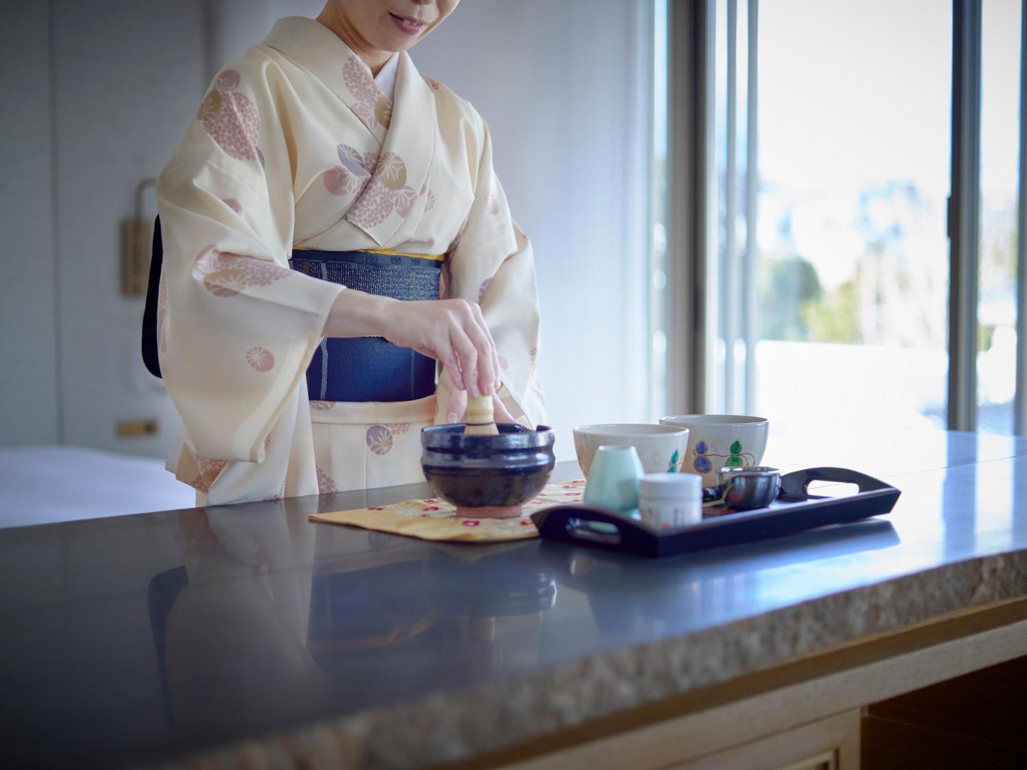 Hotel The Celestine Kyoto Gion Luaran gambar A woman in a yukata preparing a Japanese tea ceremony
