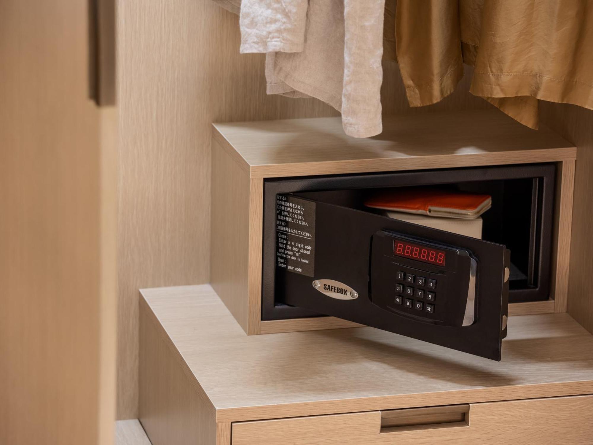 Hotel The Celestine Kyoto Gion Luaran gambar A safe in a hotel room