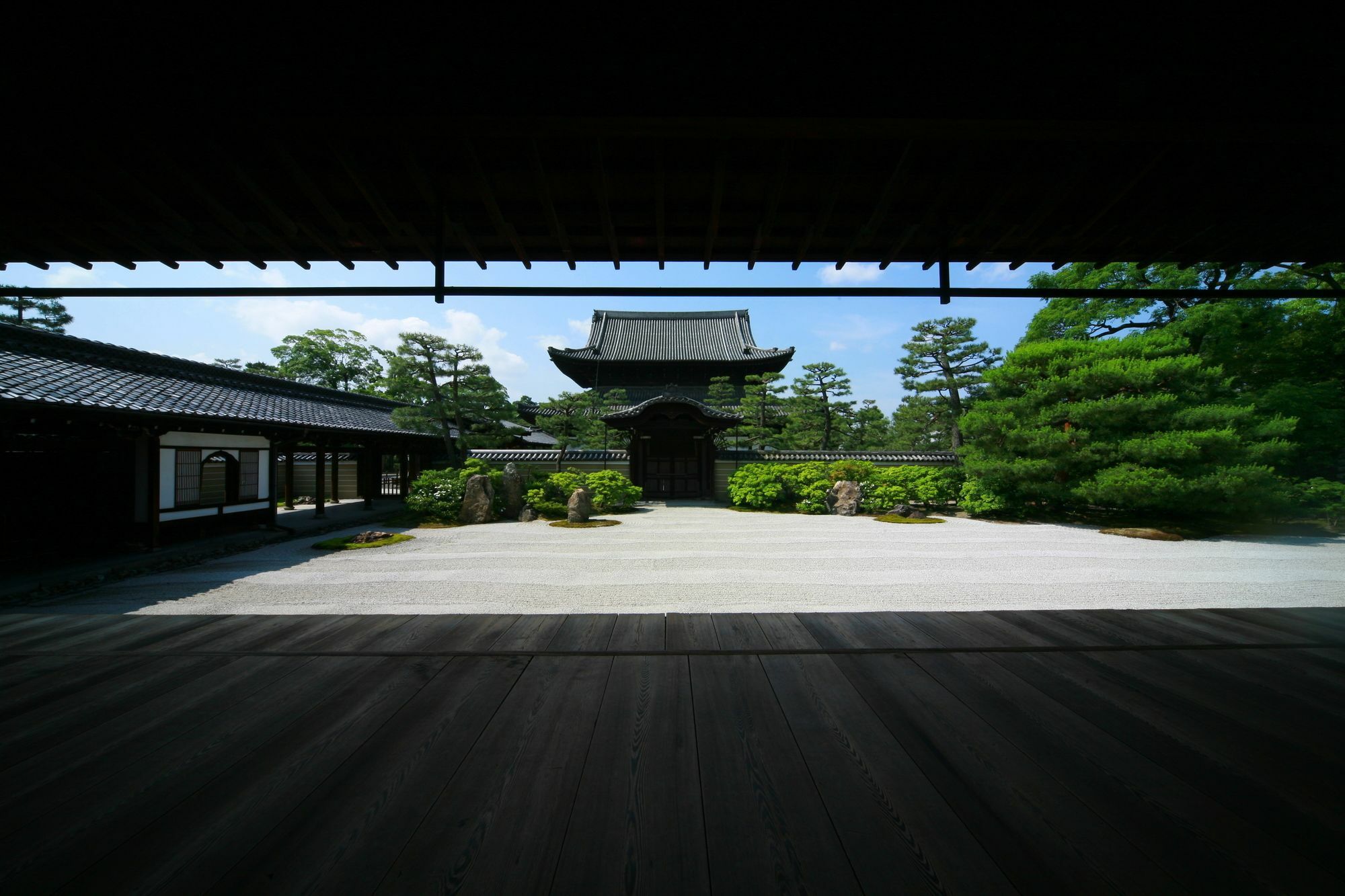 Hotel The Celestine Kyoto Gion Luaran gambar The temple's main gate